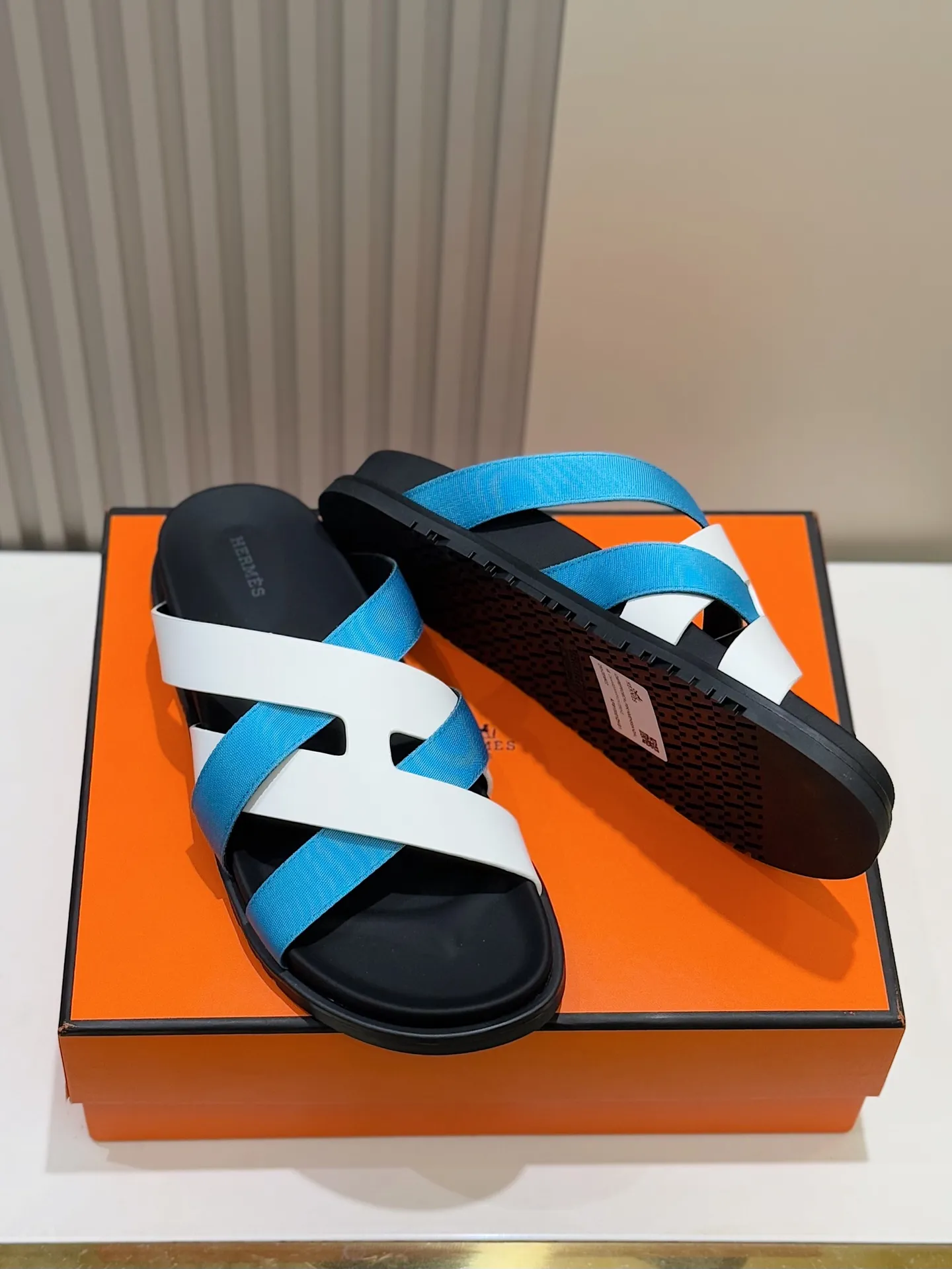p300💰Men's Shoes Hermes Men's Kazimir Slippers - Top quality woven calfskin functional sandals with an intertwined upper inspired by the "H" iconic pattern to create a casual look, perfect for summer. Imported cowhide + cowhide lining + rubber outsole Size: 39-44 (customized at 38.45.46)